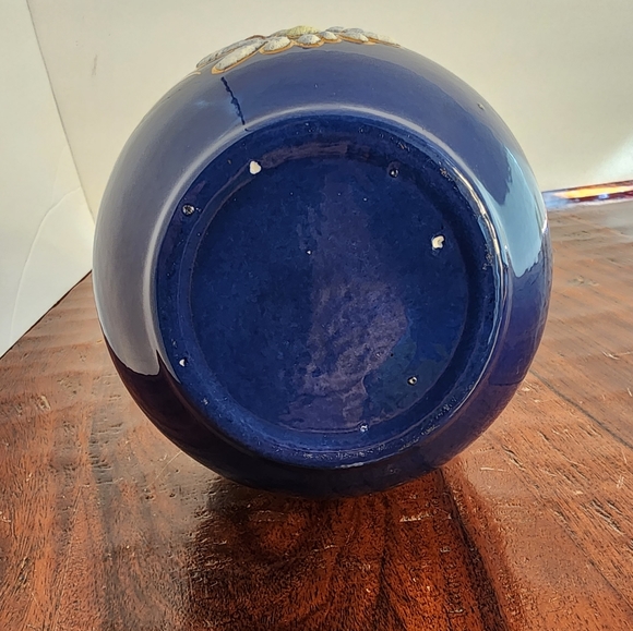 Stunning Blue Vase with White Daisy Flowers - Picture 2 of 5